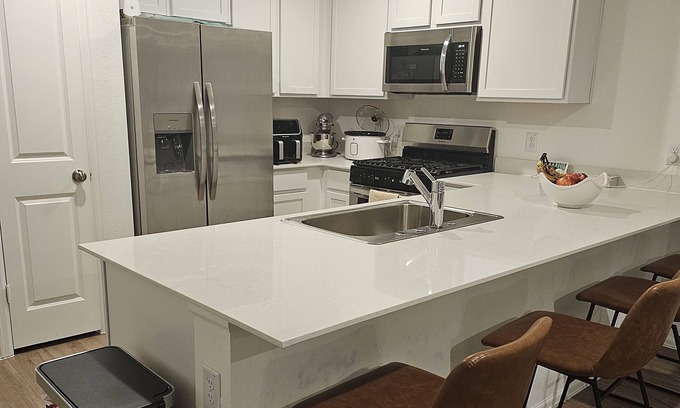 Tomball House | Updated and Clean home within minutes of major venues, retailers and towns.