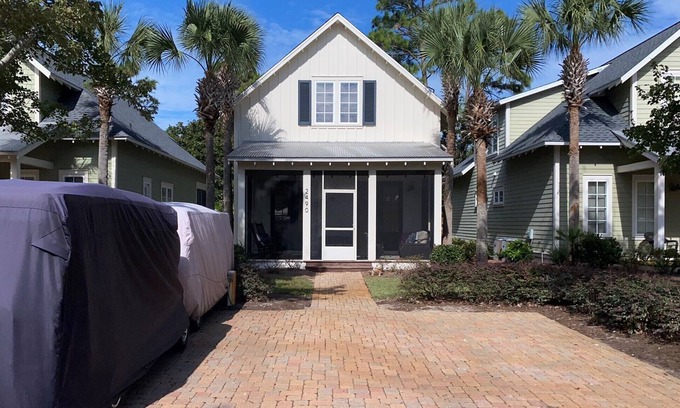 Sandestin House | Updated bungalo with 6 seat golf cart. Book now!