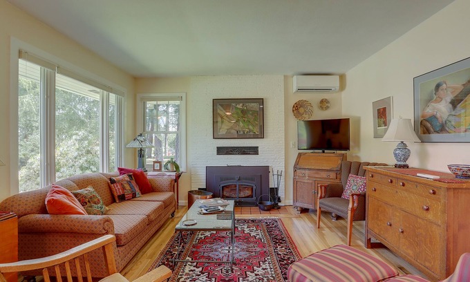 Hood River House | Updated, Private Mid-Century in a Quiet, Convenient Neighborhood!
