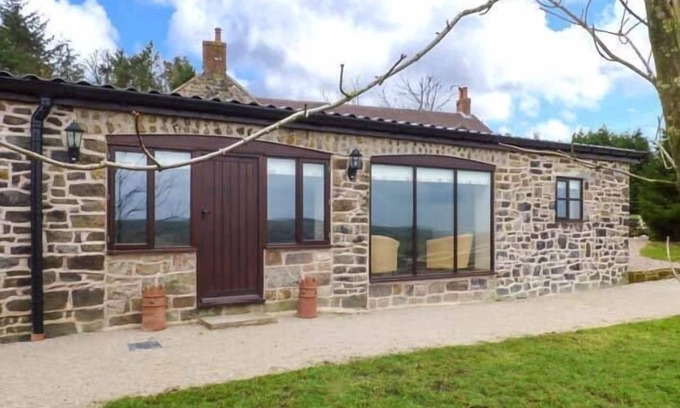 Cauldon Low Cottage | UPPER GREENHILLS FARM, family friendly, with a garden in Ipstones