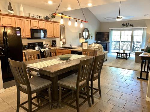 Hollister Apartment | Upper Level Condo A-9