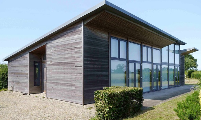 Martlesham Heath Cottage | UPPER LODGE, SHOTLEY, pet friendly, with a garden in Chelmondiston