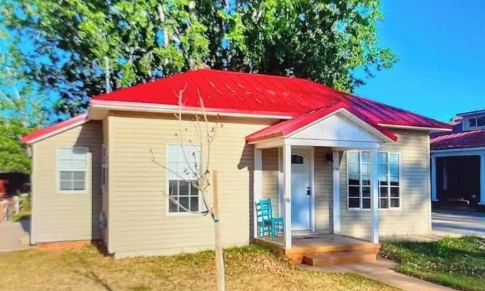 Kanab House | Upscale Cottage/gym/sauna/backyard/walk to: hiking/museums/restaurants/shop/SL7+