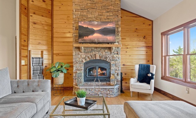 Arrow Point Cabin | Upscale Lakefront Table Rock Cabin with nearby Launch