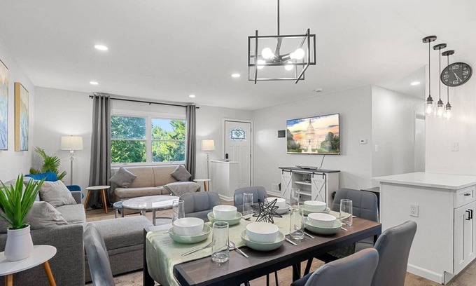 Jefferson Manor Bed & Breakfast | Upscale | Old Town Views | 3BD Lux