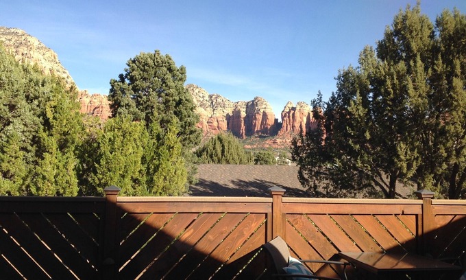 West Sedona House | UPSCALE PRIVATE HOME, SPECTACULAR VIEWS, WALK TO TRAILS, HUGE DECK QUIET!
