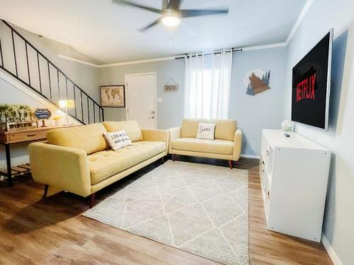 Leon Valley House | Upscale Townhouse Heart of SA's medical Center