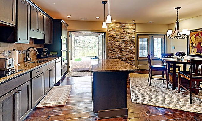 Lexington House | Upscale Tranquility on the Lake & Near Everything