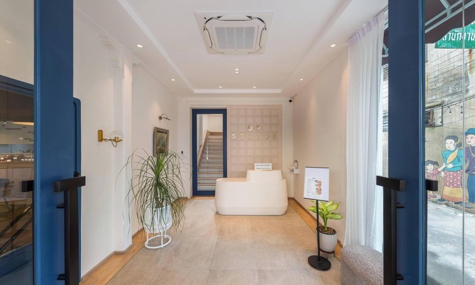 Phra Nakhon Hotel | Upstairs at Ton Ton