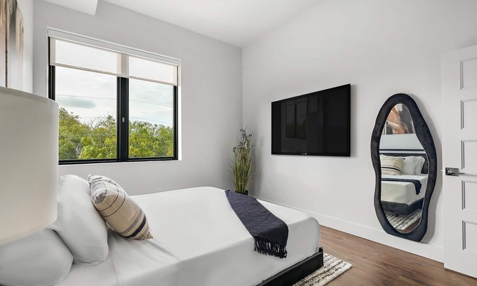 West Congress Apartment | Upstay! New Renos Spacious Apartment Near Soco