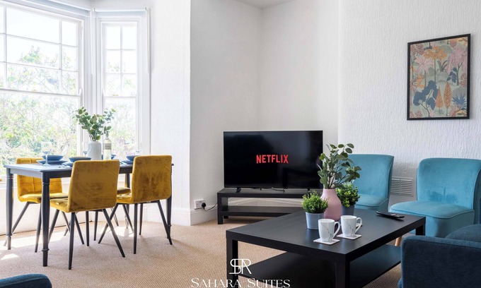 Newport Apartment | Upto 20%OFF | Modern 4BR Home | Sleep11 | Parking