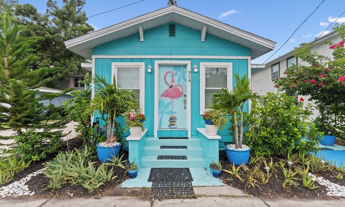 Historic Uptown House | Uptown Flamingo Bungalow Downtown St Pete Walk to Crescent Lake Park