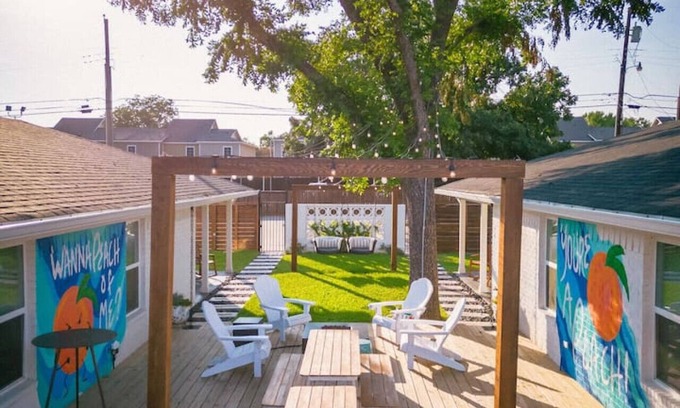 Austin Ave. Condo | Uptown Peach ~Suite Minutes from Magnolia & Baylor