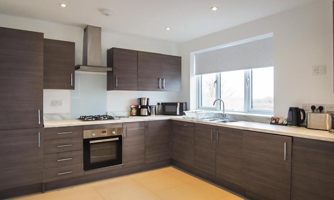 Sutton Coldfield House | Ur City Pad - The Four Oaks House - 3 Bedrooms - 2 Bathrooms