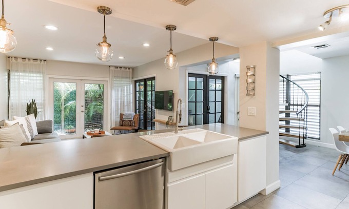 Coconut Grove House | Urban Chic Villa.. Experience Home Away From Home in the Heart of Coconut Grove