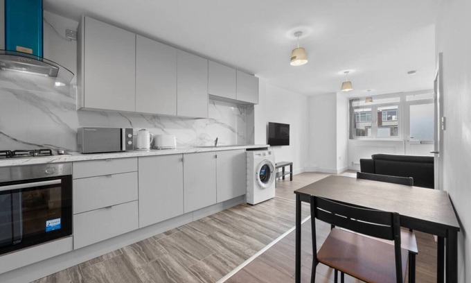 Leicester House | Urban Comfort: Stylish 3BR 2BATH with FREE Parking
