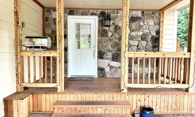 Lewisville Apartment | Urban corporate apartment in charming Battle Ground with WiFi