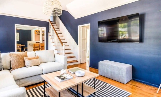 Mar Vista House | Urban cottage with big pool and great location