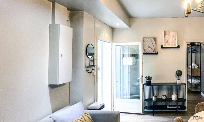 Quartier du Faubourg-Montmartre Apartment | Urban Flat 06 - Charming 2 BDR in Paris
