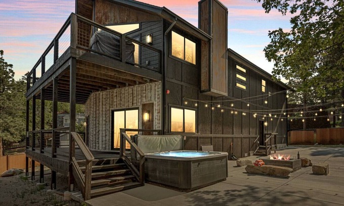 Upper Moonridge House | Urban Manor, walk 2 Ski Resort & Hot Tub w/Firepit