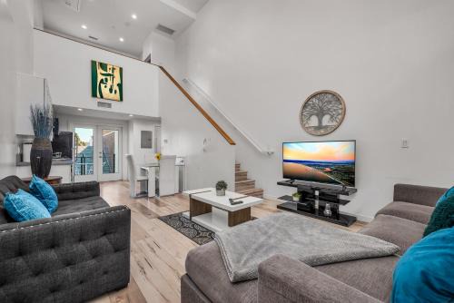 Wilshire Apartment | Urban Oasis Loft 1BR Koreatown Hollywood Private Parking Balcony