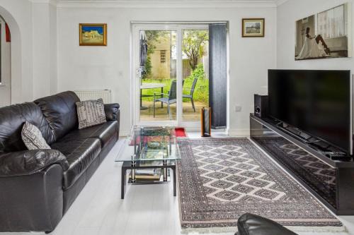 Waltham Abbey House | Urban Oasis - Modern 2B/2B Retreat Near Nature