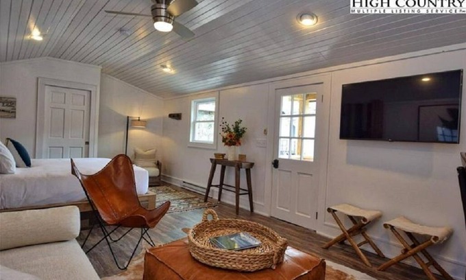 Boone Apartment | Urban Oasis on King Street!