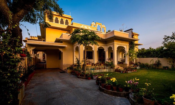 Shavri Colony Apartment | Urban Pinnacle, 2br close to Pichola Lake by Roamhome