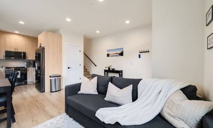 Roosevelt Apartment | Urban Roosevelt/Greenlake Getaway