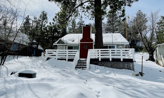 Arrowbear Lake Cabin | Cheerful 2-bedroom cabin with indoor fireplace