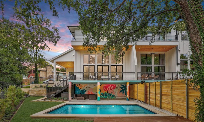 Riverside House | UT Football Fave - Pool, Mins to DT + Stadium!