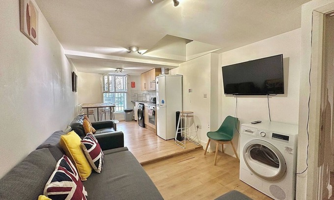 Shepherd's Bush Apartment | Uxbridge Flat – Modern and Comfortable Living Space.