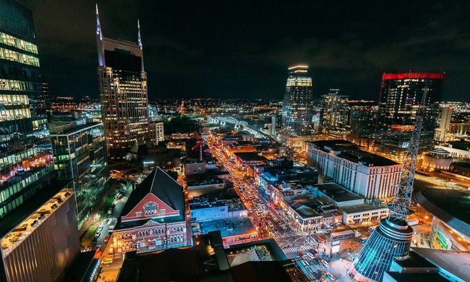 Nashville Condo | V814 ~ East Nashville ~ Garage Parking ~ 8 Min to Broadway /Downtown ~ Walk to Grimeys