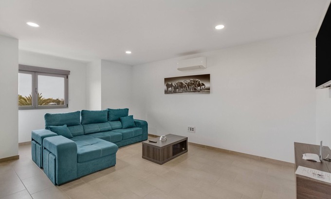 Cruce de Arinaga Apartment | Vacation Apartment 'Edificio Bentejui 2' with Wi-Fi and Air Conditioning