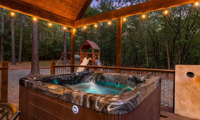 Broken Bow Cabin | Vacana: ECL, Game Room, Pool Table,Playground,Pets