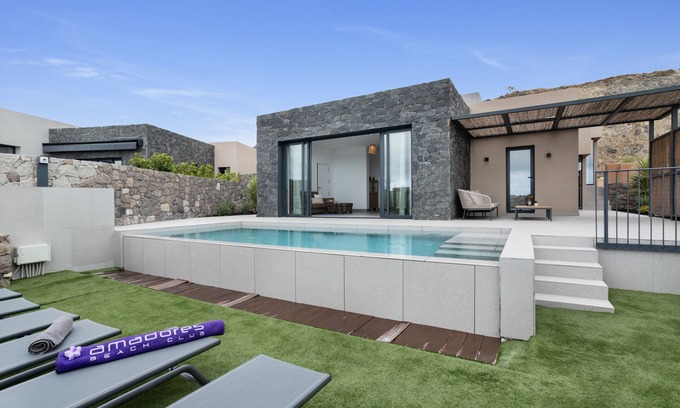 San Bartolome de Tirajana Villa | Vacation Villa 'Yucas 17' with Sea View, Wi-Fi and Air Conditioning