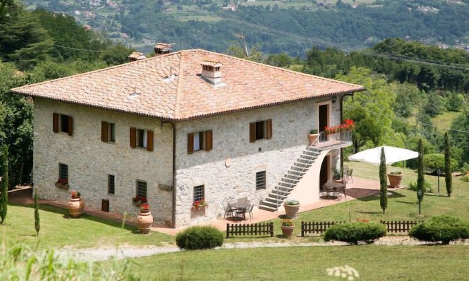 Molazzana House | Vacation home Limone + Rosmarino + Gelsomino in Castelnuovo di Garfagnana - 15 persons, 6 bedrooms