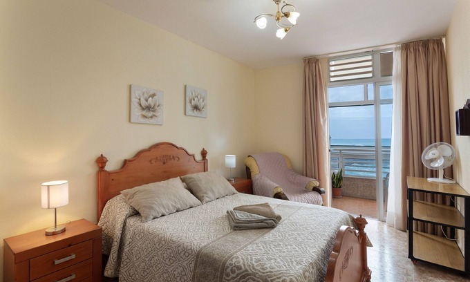 Puerto de la Cruz Apartment | Vacation Apartment 'Un Guiño Al Mar' with Sea View, Private Terrace and Wi-Fi