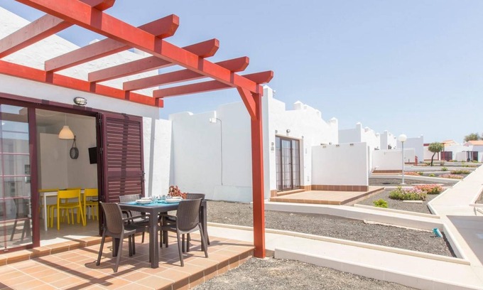 Caleta de Fuste Apartment | Vacation Apartment 'Casita Del Sol' with Private Pool, Private Terrace and Wi-Fi
