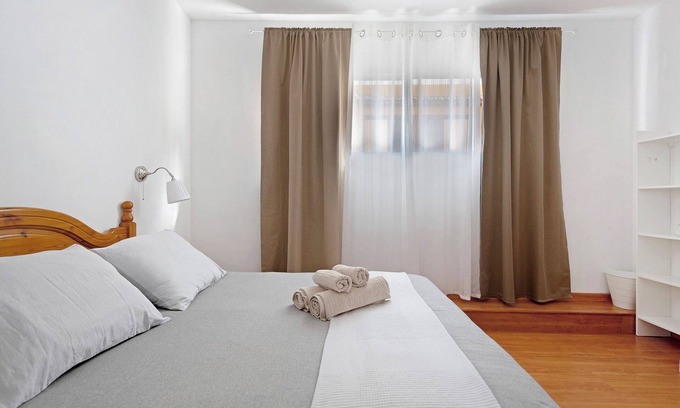 Los Gomez Apartment | Vacation Apartment 'Aka' with Private Terrace and Wi-Fi