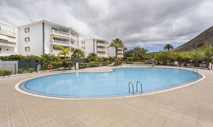 Los Cristianos Apartment | Vacation Apartment 'Apto Vistahermosa 3 Bed and Pool' with Mountain View, Wi-Fi and Air Conditioning
