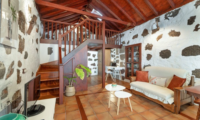 Los Silos Apartment | Vacation Apartment 'Casa Aregume' with Private Terrace and Wi-Fi