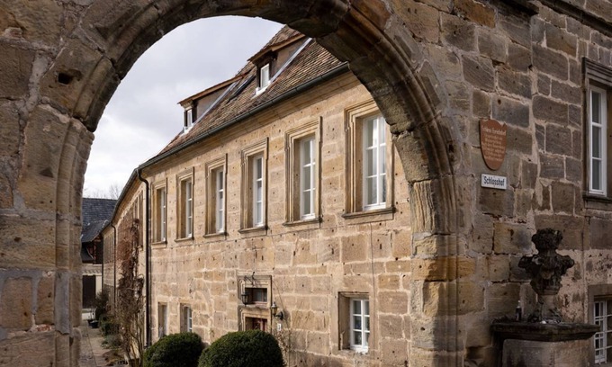 Ebern Apartment | Vacation apartment Dekanshaus in Eyrichshof Castle (63sqm) with two double rooms