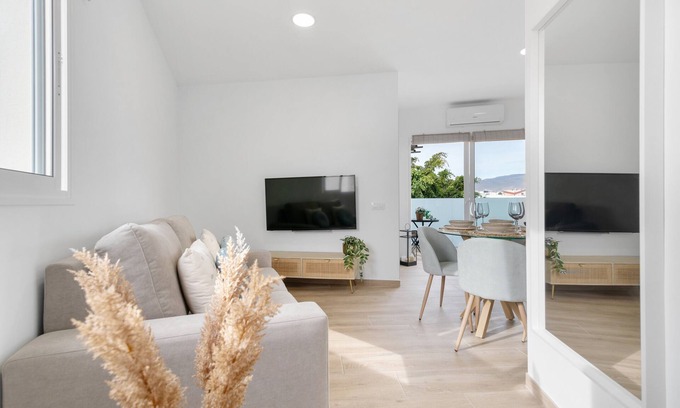 Telde Apartment | Vacation Apartment 'Flamboyan 1' with Balcony, Wi-Fi and Air Conditioning