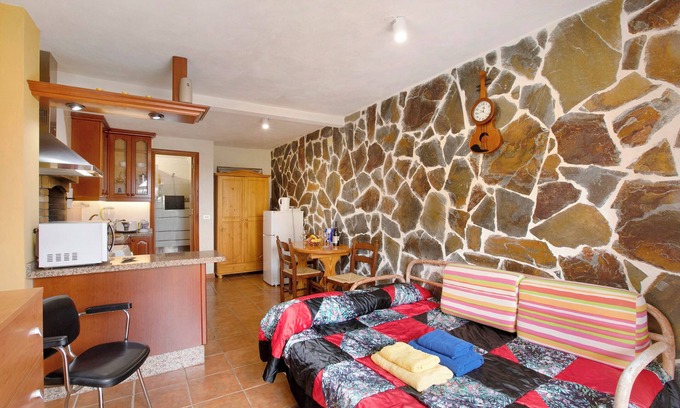 San Cristobal de La Laguna Apartment | Vacation Apartment 'Mario' with Mountain View, Wi-Fi and Air Conditioning