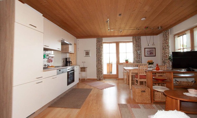 Riedering Apartment | Vacation apartment with south-facing balcony