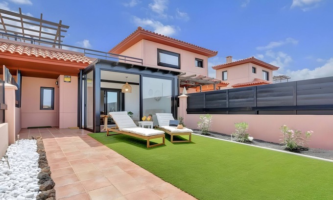 La Oliva Apartment | Vacation 'Bonita Lajares 3' with Shared Pool, Private Terrace and Wi-Fi