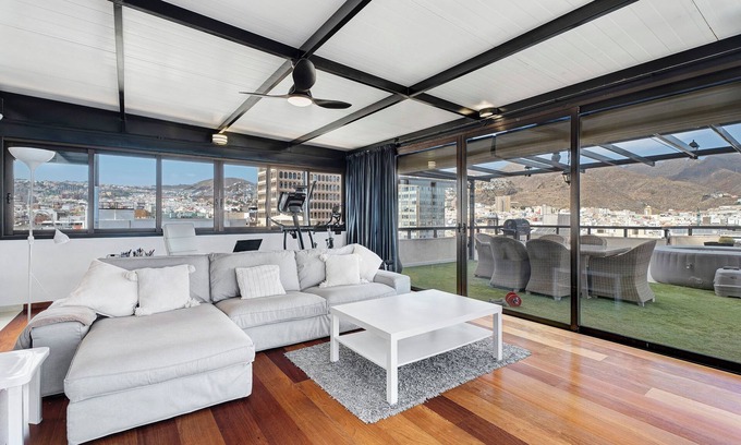 Santa Cruz de Tenerife House | Vacation Home 'Piso De Lujo' with Sea View, Wi-Fi and Air Conditioning