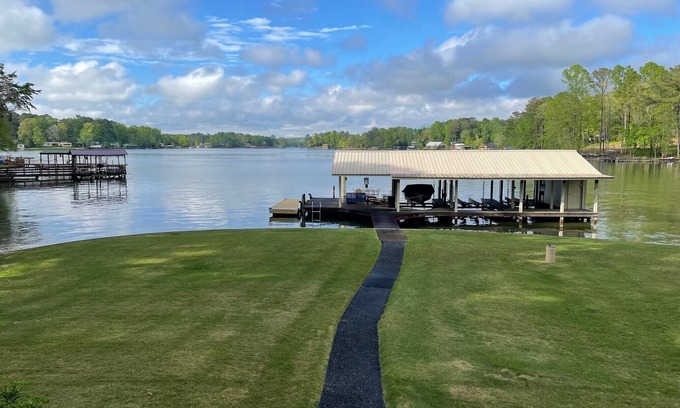 Dadeville House | Vacation Getaway on Lake Martin only 35 minutes from Auburn