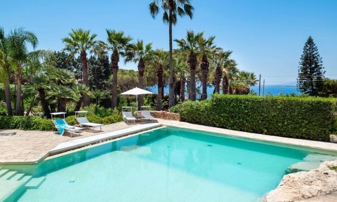 Plemmirio Villa | vacation holiday villa rental italy, sicily, sicilia, syracuse, near seaside beach, short term long term villa to rent t